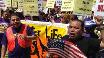 Activistas marchan en Los Ángeles para pedir por la reforma migratoria.