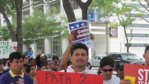Manifestantes marcharon por el centro de Houston para pedir una reforma migratoria integral.