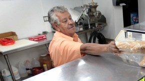 Antonio Moreno, propietario de Moreno's Market y Carnicería, se queja de la competencia desleal de los ambulantes.