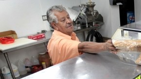 Antonio Moreno, propietario de Moreno's Market y Carnicería, se queja de la competencia desleal de los ambulantes.