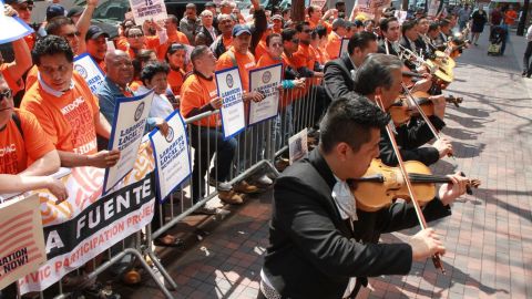 Con mariachis agradecieron en Manhattan los esfuerzos de los congresistas a favor de la reforma migratoria.