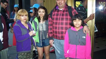 Héctor Soria, su esposa Cecilia López y sus hijas Diana y Paola en pie de lucha, unidos, por la reforma migratoria.