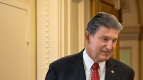La propuesta cuenta con el respaldo suficiente para ser aprobada en ambas cámaras. En la foto, El senador republicano Patrick Toomey (derecha)  y el demócrata Joe Manchin, quienes anunciaron el plan.