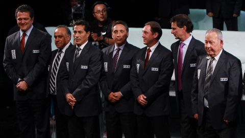 Manuel Negrete (al centro) durante su entrada al Salón de la Fama del fútbol en Pachuca junto a otros legendarios jugadores.