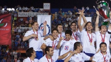 Los jugadores del Cruz Azul festejan eufóricos con sus medallas y la Copa MX tras conquistar por fin  un título tras sufrir varios fracasos.