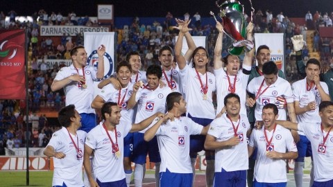 Los jugadores del Cruz Azul festejan eufóricos con sus medallas y la Copa MX tras conquistar por fin  un título tras sufrir varios fracasos.