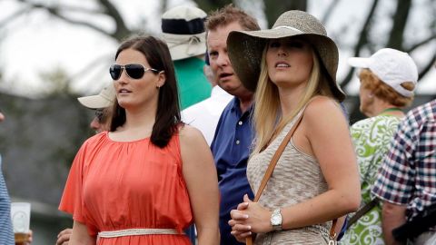 A pesar de su lesión sufrida en Austria, Lindsey Vonn caminó por el Augusta National para apoyar a 'su tigre'.