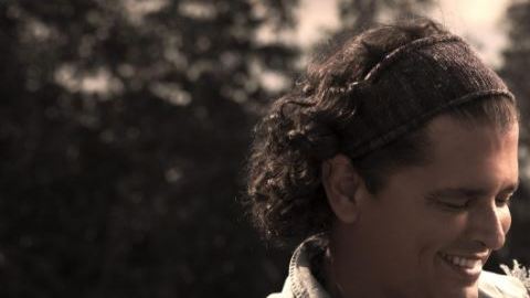 Vives mantiene en "Corazón profundo" sus  mensajes positivos envueltos en pop tropical.