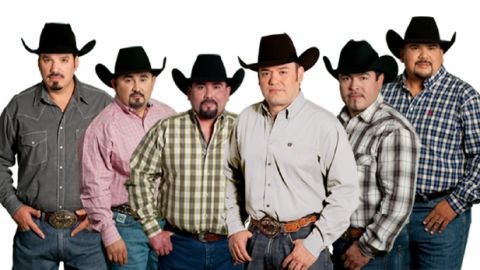 Integrantes de la agrupación Intocable.