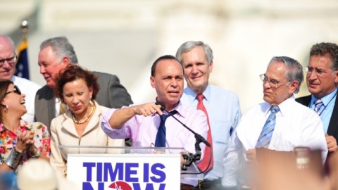 El legislador Luis Gutiérrez se unió a miles de personas congregadas ante el Capitolio para demandar la aprobación de una reforma migratoria.