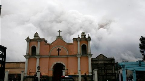 Los sacerdotes agredieron y abusaron sexualmente de un joven de 17 años que recién había sido contratado como sacristán de la parroquia.