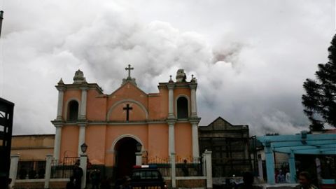 Los sacerdotes agredieron y abusaron sexualmente de un joven de 17 años que recién había sido contratado como sacristán de la parroquia.