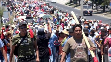 Aproximadamente al medio días los manifestantes comenzaron la protesta desde el recinto de la CETEG, ubicada en la avenida Ruffo Figueroa, en Chilpancingo.