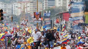 Los escasos sondeos han puesto a Maduro a la cabeza de las preferencias, aunque en los últimos días una encuesta ha señalado que vio reducir su ventaja sobre Capriles.