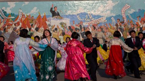 Bailables y fiestas son parte de la celebración norcoreana.