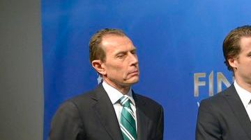 Los representantes de los cuatro clubes (Madrid, Dortmund, Barcelona y Bayern) en torno a la 'orejona', durante el sorteo celebrando en Nyon.