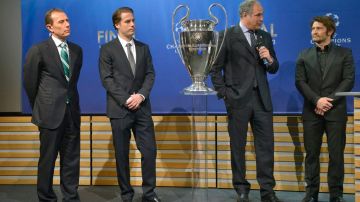 Los representantes de los cuatro clubes (Madrid, Dortmund, Barcelona y Bayern) en torno a la 'orejona', durante el sorteo celebrando en Nyon.