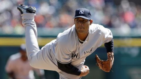 El lanzador Iván Nova, de los Yankees, lanza durante el primer inning de un partido de béisbol contra los Tigres de Detroit en Detroit,el 5 de abril de 2013.