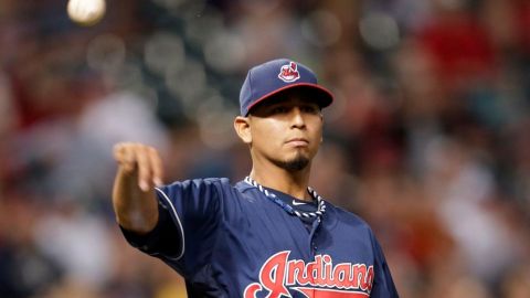 Carlos Carrasco vuelve tras un año, reincide en agredir con la bola y vuelve a ser suspendido.