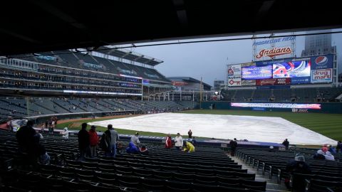 La lluvia no dejó de caer sobre el Progressive Field.