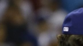 Greinke (21) es revisado tras la pelea que provocó con un pelotazo.