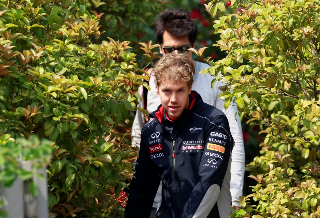 Sebastian Vettel llega al paddock de la F1 en Shanghai, China.