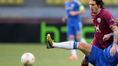 El español Fernando el 'Niño' Torres (der.), aquí disputando el balón con Iván Marcano, del Rubin Kazan, enfiló ayer al Chelsea a la victoria en la Liga Europa.