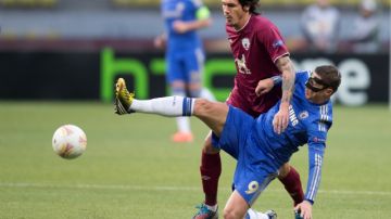 El español Fernando el 'Niño' Torres (der.), aquí disputando el balón con Iván Marcano, del Rubin Kazan, enfiló ayer al Chelsea a la victoria en la Liga Europa.