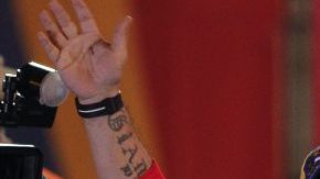 El exfutbolista argentino Diego Armando Maradona saluda durante el acto de cierre de campaña del presidente encargado de Venezuela Nicolás Maduro, en Caracas (Venezuela).