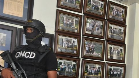 Autoridades dominicanas muestran parte de la droga incautada.
