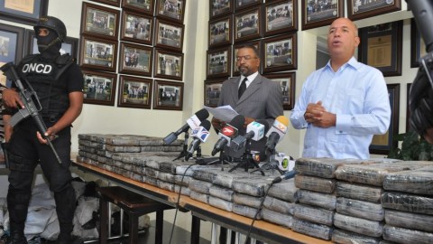Autoridades dominicanas muestran parte de la droga incautada.