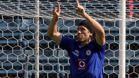 El Campeón de Copa humilla al de Liga. En la foto, Mariano Pavone festeja uno de los cinco goles celestes.