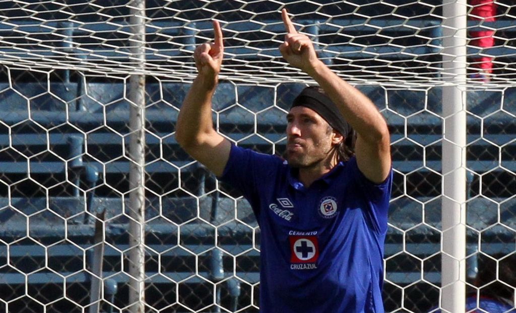 El Campeón de Copa humilla al de Liga. En la foto, Mariano Pavone festeja uno de los cinco goles celestes.