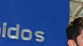 El portero celeste, Jesús Corona, presume lel trofeo de campeón de la Copa MX