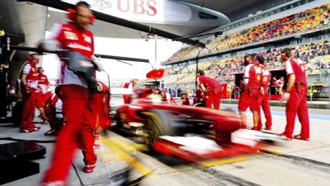 Felipe Massa, de la Ferrari, abandona la calle de garajes en su monoplaza durante la segunda sesión.