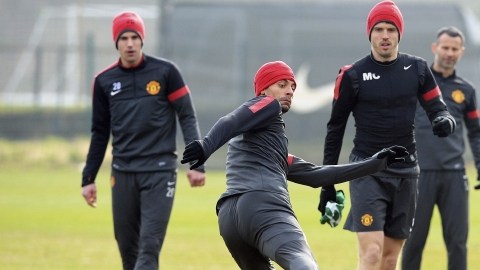 El defensa Rio Ferdinand (centro),  el holandés Robin Van Persie (izq,) y Michael Carrick durante el entrenamiento del Manchester United.