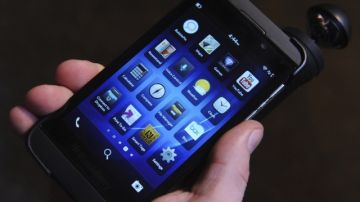 Las ventas del nuevo celular   BlackBerry Z10, p[resentado en enero, superan las tasas de devolución, dicen sus creadores.