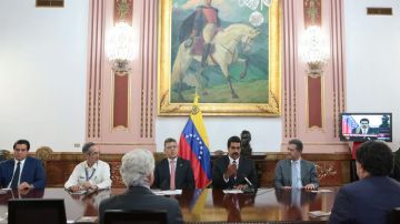 Maduro se reunió con observadores internacionales.