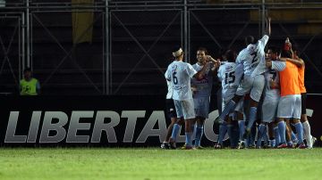 Jugadores del Real Garcilaso de Perú al celebrar un gol ante el Deportes Tolima de Colombia. EFE/Archivo