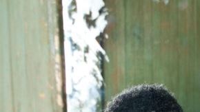 Chadwick Boseman, en el papel de Jackie Robinson, el primer jugador de béisbol negro que actuó en las Grandes Ligas, durante una escena de la película "42".