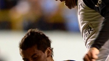 Matías Vuoso, autor del primer gol del Atlas, intenta quitarse la marca de un defensa del San Luis, en la cancha del Alfonso Lastras.