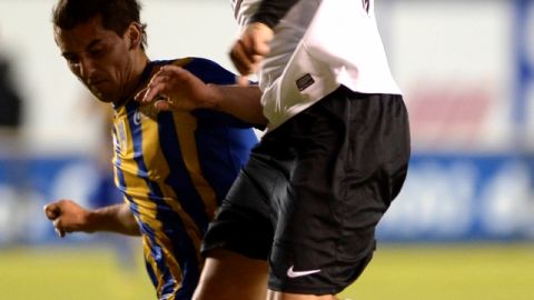 Matías Vuoso, autor del primer gol del Atlas, intenta quitarse la marca de un defensa del San Luis, en la cancha del Alfonso Lastras.