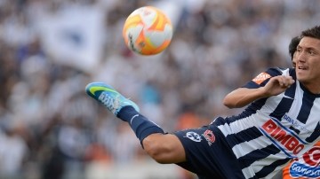 Neri Cardozo hace una jugada de fantasía ante el acoso de un defensor de los Tuzos de Pachuca.