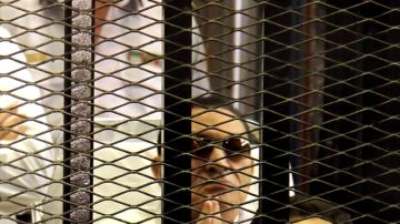 El expresidente egipcio Hossni Mubarak, de 84 años, aparece de nuevo en corte detrás de rejas.