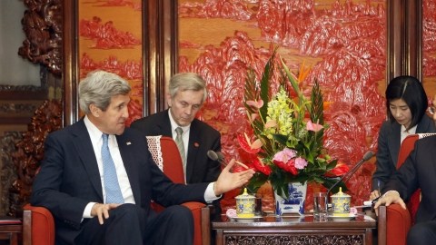 El secretario de Estado de EEUU, John Kerry,  habla con el primer ministro chino, Li Kequiang, en Beijing.