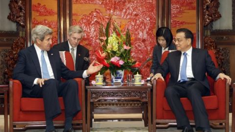El secretario de Estado de EEUU, John Kerry, habla con el primer ministro chino, Li Kequiang, en Beijing.