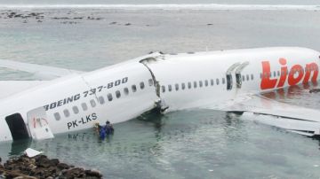 Avion de la línea Lion Air terminó su recorrido de despegue en el mar y como se ve, partido en dos pedazos.