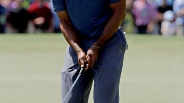 Tiger Woods reacciona después de perder un birdie putt.