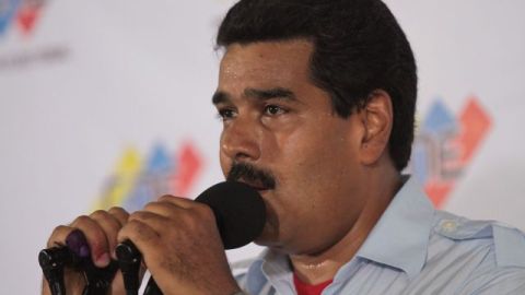 El presidente encargado de Venezuela, Nicolás Maduro, habla durante una rueda de prensa luego de votar hoy en Caracas (Venezuela).