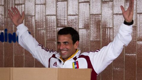 El candidato presidencial venezolano de la oposición, Henrique Capriles, votando hoy, en Caracas (Venezuela).